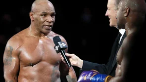 Mike Tyson napadnut pri izlasku iz Staples Centra nakon borbe protiv Roy Jonesa Jr.